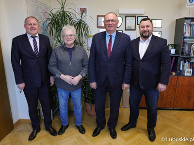 Od lewej: prezes Lubuskiego Związku Piłki Nożnej Robert Skowron, Felicjan Andrzejczak, wicemarszałek Stanisław Tomczyszyn oraz dyr Departamentu Programów Rozwoju Obszarów Wiejskich Arkadiusz Dąbrowski.