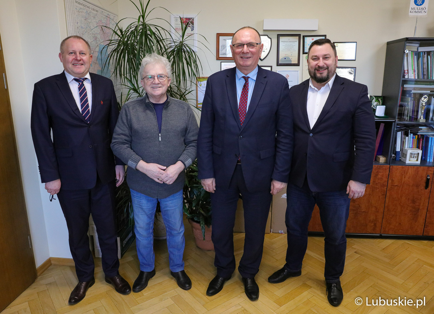 Od lewej: prezes Lubuskiego Związku Piłki Nożnej Robert Skowron, Felicjan Andrzejczak, wicemarszałek Stanisław Tomczyszyn oraz dyr Departamentu Programów Rozwoju Obszarów Wiejskich Arkadiusz Dąbrowski.