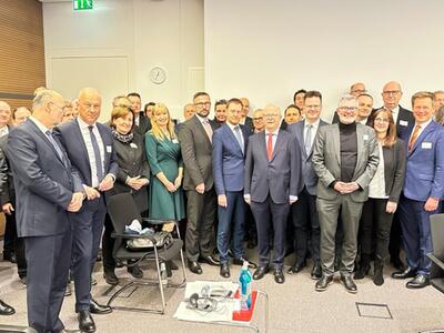 Pamiątkowe zdjęcie uczestników V. Polsko-Niemieckiego Szczytu Kolejowego w ośrodku szkoleniowym Deutsche Bahn Akademie w Poczdamie.