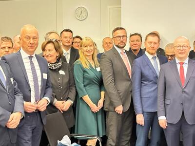 Pamiątkowe zdjęcie uczestników V. Polsko-Niemieckiego Szczytu Kolejowego w ośrodku szkoleniowym Deutsche Bahn Akademie w Poczdamie.