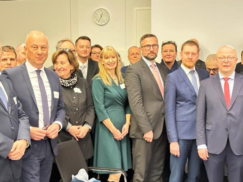 Pamiątkowe zdjęcie uczestników V. Polsko-Niemieckiego Szczytu Kolejowego w ośrodku szkoleniowym Deutsche Bahn Akademie w Poczdamie.