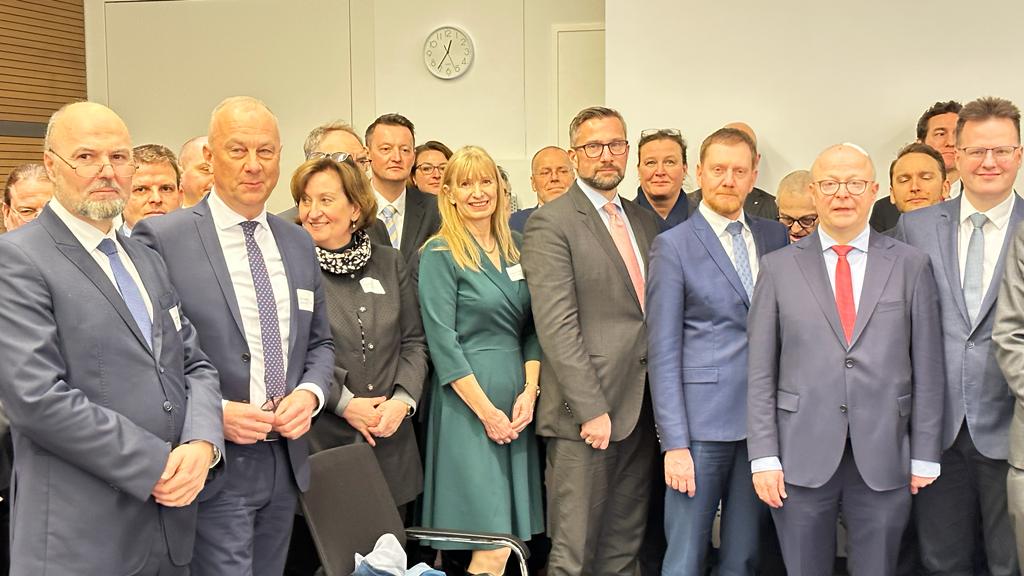 Pamiątkowe zdjęcie uczestników V. Polsko-Niemieckiego Szczytu Kolejowego w ośrodku szkoleniowym Deutsche Bahn Akademie w Poczdamie.