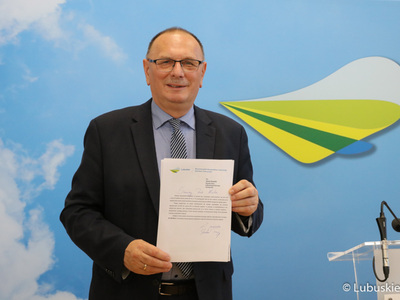 Wicemarszałek Województwa Lubuskiego Stanisław Tomczyszyn z pismem do wiceministra rolnictwa Janusza Kowalskiego