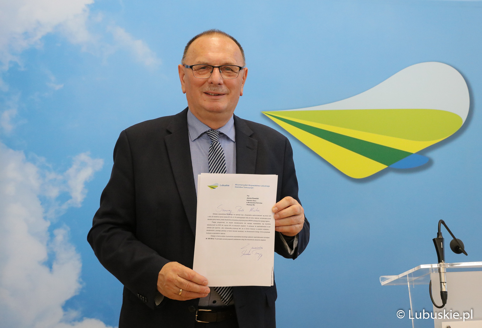 Wicemarszałek Województwa Lubuskiego Stanisław Tomczyszyn z pismem do wiceministra rolnictwa Janusza Kowalskiego