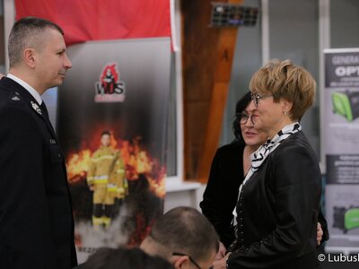 Marszałek Elżbieta Anna Polak na konferencji Związku Ochotniczych Straży Pożarnych RP