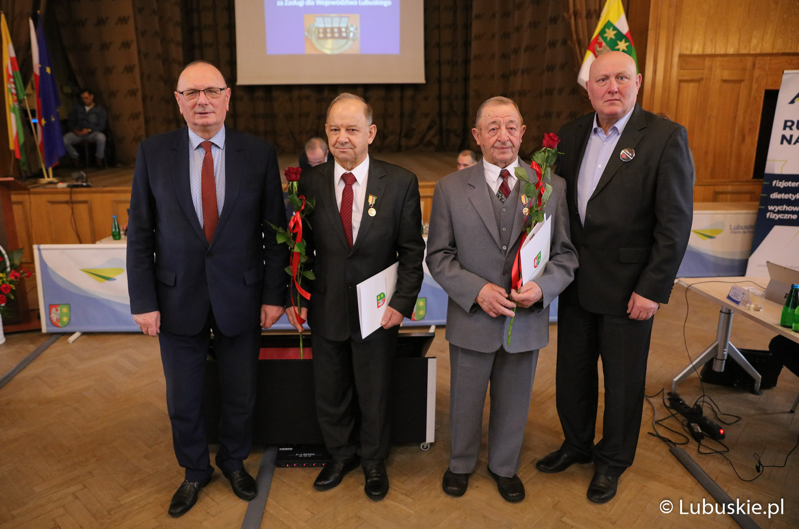 Sejmik Województwa Lubuskiego w uznaniu zasług dla regionu wręczył „Odznaki Honorowe za Zasługi dla Województwa Lubuskiego” długoletnim strażakom ochotnikom: Wiesławowi Mickiewiczowi i Markowi Radzikowi. 