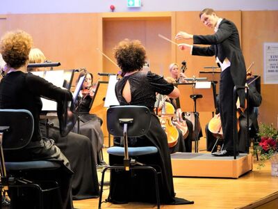 Podczas koncertu symfonicznego „Solidarni z Ukrainą” (24 lutego 2023 r., godz. 19.00) orkiestrą Filharmonii Zielonogórskiej będzie dyrygował Rafał Kłoczko - dyrektor FZ