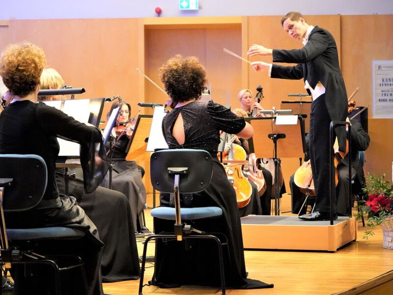 Podczas koncertu symfonicznego „Solidarni z Ukrainą” (24 lutego 2023 r., godz. 19.00) orkiestrą Filharmonii Zielonogórskiej będzie dyrygował Rafał Kłoczko - dyrektor FZ