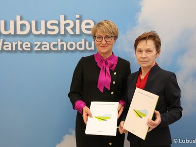 Marszałek Województwa Lubuskiego Elżbieta Anna Polak oraz prof. dr hab. Elżbieta Skorupska-Raczyńska, rektor Akademii im. Jakuba z Paradyża
