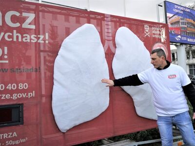 W ramach akcji „Zobacz, czym oddychasz. Zmień to!” model płuc do 6 marca 2023 r. będzie pokazywać zielonogórzanom poziom zanieczyszczenia powietrza. Instalacja stanęła przed siedzibą Urzędu Marszałkowskiego Województwa Lubuskiego w Zielonej Górze.