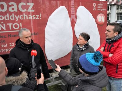 W ramach akcji „Zobacz, czym oddychasz. Zmień to!” model płuc do 6 marca 2023 r. będzie pokazywać zielonogórzanom poziom zanieczyszczenia powietrza. Instalacja stanęła przed siedzibą Urzędu Marszałkowskiego Województwa Lubuskiego w Zielonej Górze.