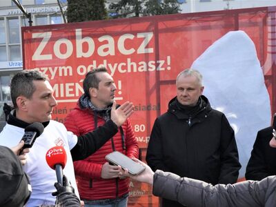 W ramach akcji „Zobacz, czym oddychasz. Zmień to!” model płuc do 6 marca 2023 r. będzie pokazywać zielonogórzanom poziom zanieczyszczenia powietrza. Instalacja stanęła przed siedzibą Urzędu Marszałkowskiego Województwa Lubuskiego w Zielonej Górze.