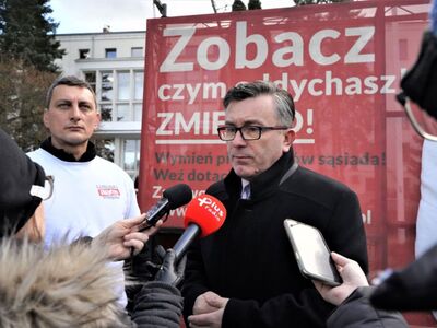 W ramach akcji „Zobacz, czym oddychasz. Zmień to!” model płuc do 6 marca 2023 r. będzie pokazywać zielonogórzanom poziom zanieczyszczenia powietrza. Instalacja stanęła przed siedzibą Urzędu Marszałkowskiego Województwa Lubuskiego w Zielonej Górze.