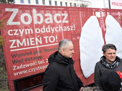 W ramach akcji „Zobacz, czym oddychasz. Zmień to!” model płuc do 6 marca 2023 r. będzie pokazywać zielonogórzanom poziom zanieczyszczenia powietrza. Instalacja stanęła przed siedzibą Urzędu Marszałkowskiego Województwa Lubuskiego w Zielonej Górze.