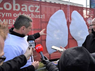 W ramach akcji „Zobacz, czym oddychasz. Zmień to!” model płuc do 6 marca 2023 r. będzie pokazywać zielonogórzanom poziom zanieczyszczenia powietrza. Instalacja stanęła przed siedzibą Urzędu Marszałkowskiego Województwa Lubuskiego w Zielonej Górze.