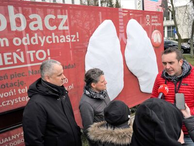 W ramach akcji „Zobacz, czym oddychasz. Zmień to!” model płuc do 6 marca 2023 r. będzie pokazywać zielonogórzanom poziom zanieczyszczenia powietrza. Instalacja stanęła przed siedzibą Urzędu Marszałkowskiego Województwa Lubuskiego w Zielonej Górze.