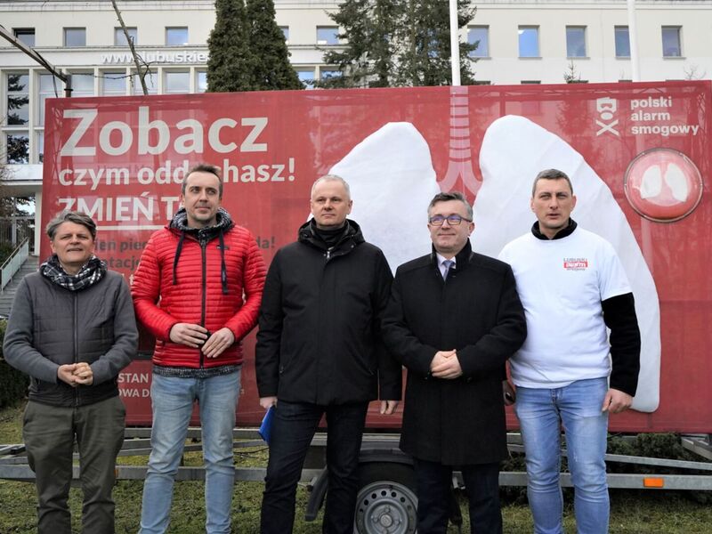 W ramach akcji „Zobacz, czym oddychasz. Zmień to!” model płuc do 6 marca 2023 r. będzie pokazywać zielonogórzanom poziom zanieczyszczenia powietrza. Instalacja stanęła przed siedzibą Urzędu Marszałkowskiego Województwa Lubuskiego w Zielonej Górze.