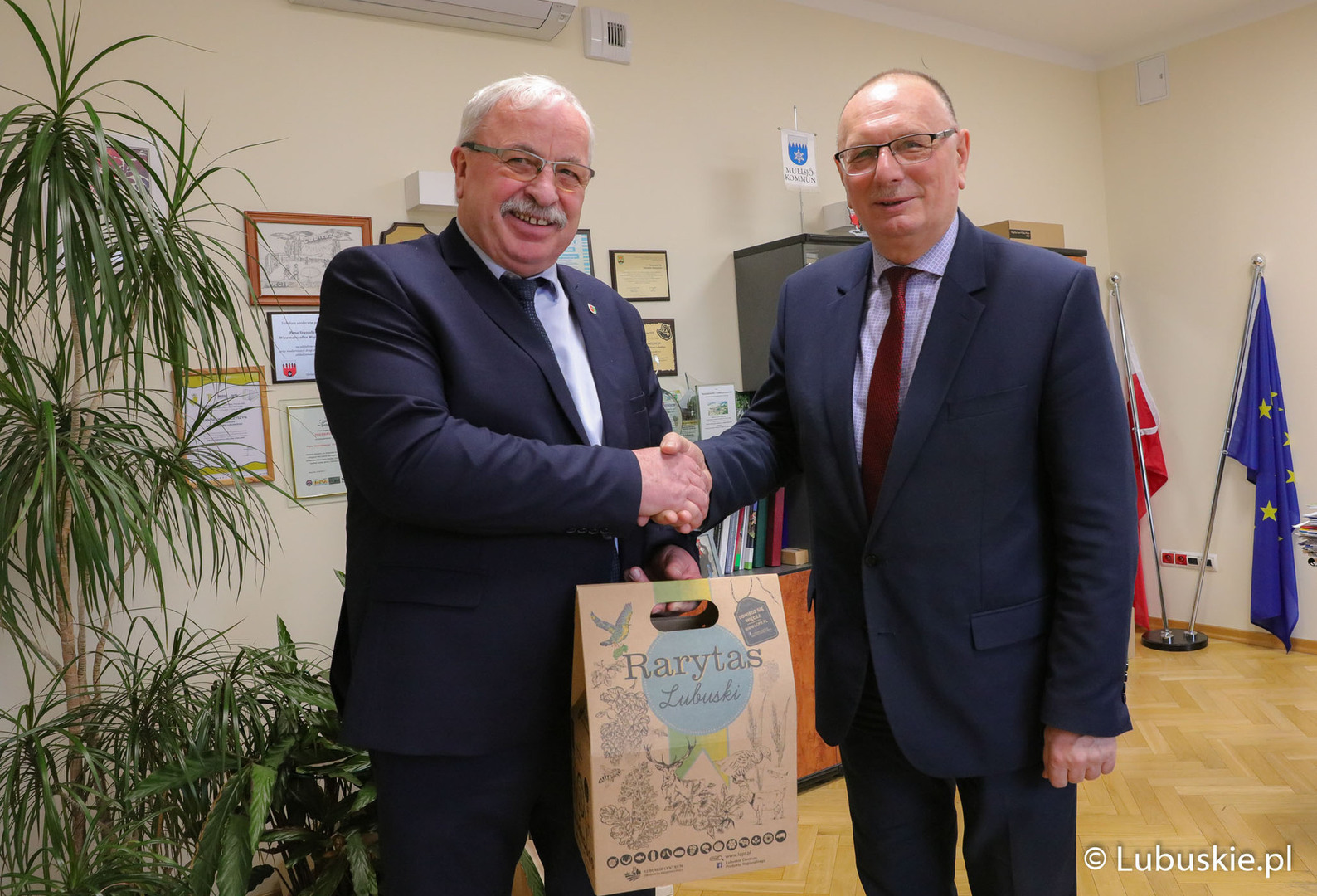 Wicemarszałek Stanisław Tomczyszyn i wójt gminy Krzeszyce Stanisław Peczkajtis