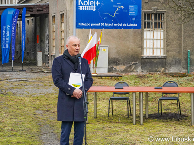 Marcin Jabłoński, członek Zarządu Województwa Lubuskiego, podpisał umowę w imieniu województwa lubuskiego