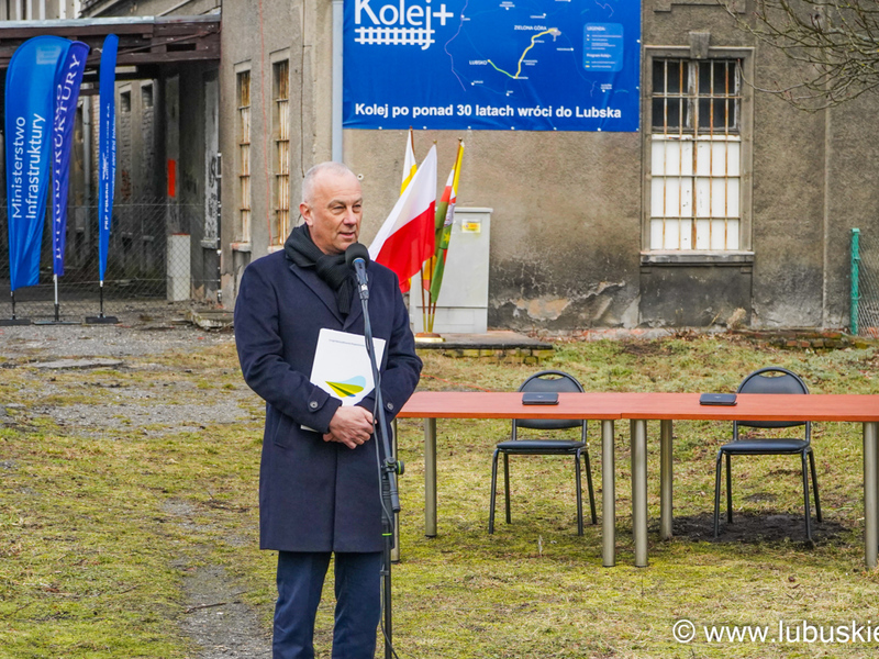 Marcin Jabłoński, członek Zarządu Województwa Lubuskiego, podpisał umowę w imieniu województwa lubuskiego 