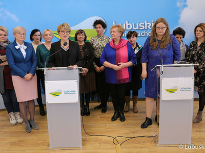 Marszałek Elżbieta Anna Polak przemawia podczas konferencji prasowej kończącej posiedzenie Wojewódzkiej Rady Kobiet w Urzędzie Marszałkowskim Województwa Lubuskiego w Zielonej Górze