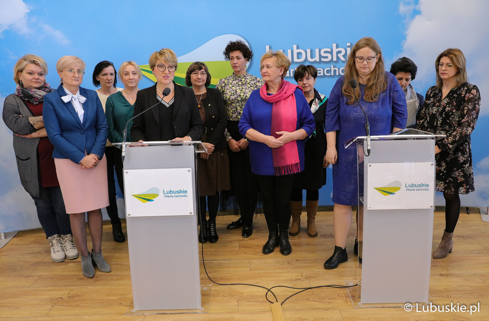 Marszałek Elżbieta Anna Polak przemawia podczas konferencji prasowej kończącej posiedzenie Wojewódzkiej Rady Kobiet w Urzędzie Marszałkowskim Województwa Lubuskiego w Zielonej Górze