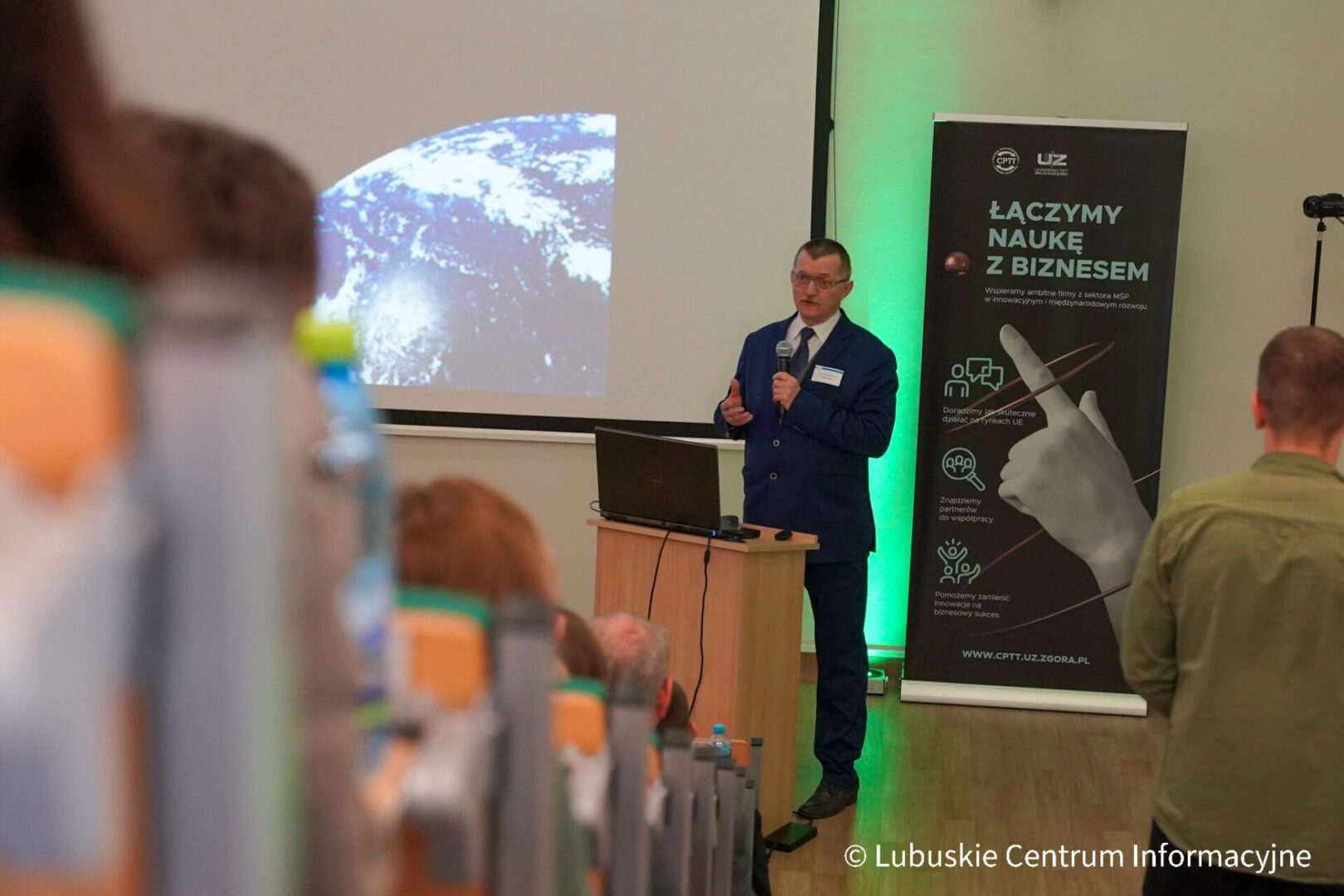 – Obok nas funkcjonuje świat wirtualny, cyfrowy świat, z którego korzystamy na co dzień, bo geoinformatyka to jest wirtualne miasto przyszłości – tłumaczył dr hab. inż. Andrzej Pieczyński, prorektor UZ ds. rozwoju i współpracy z gospodarką