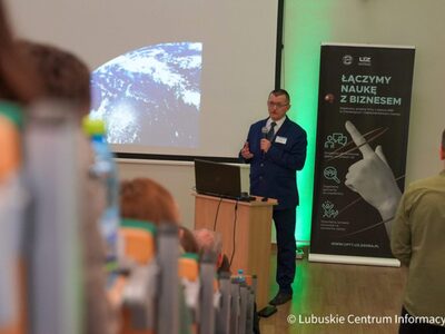 – Obok nas funkcjonuje świat wirtualny, cyfrowy świat, z którego korzystamy na co dzień, bo geoinformatyka to jest wirtualne miasto przyszłości – tłumaczył dr hab. inż. Andrzej Pieczyński, prorektor UZ ds. rozwoju i współpracy z gospodarką