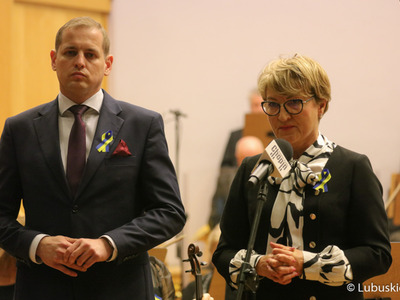 Marszałek Elżbieta Anna Polak i wicemarszałek Łukasz Porycki podczas koncertu w Filharmonii Zielonogórskiej