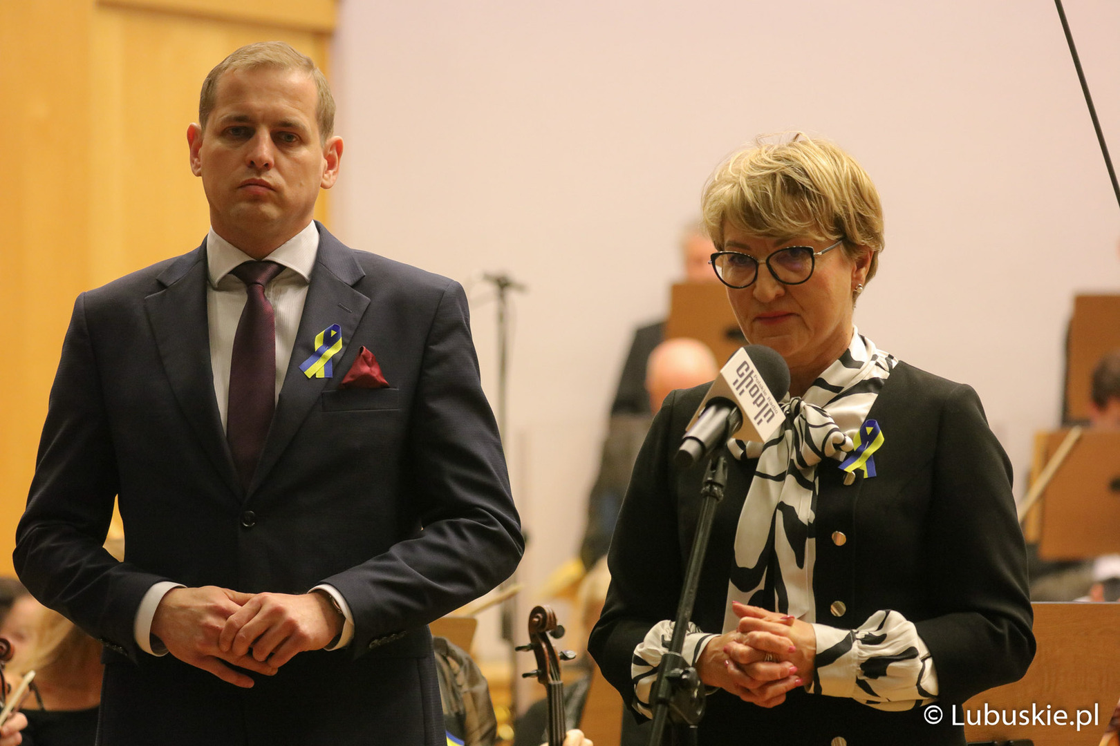 Marszałek Elżbieta Anna Polak i wicemarszałek Łukasz Porycki podczas koncertu w Filharmonii Zielonogórskiej