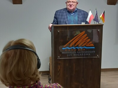 Spotkanie nt. projektu „Łużyckie obiekty UNESCO wspierają zrównoważoną transformację Łużyc” w Klein Kölzig. Wystąpienie Tadeusza Jędrzejczaka, członka zarządu województwa lubuskiego i przewodniczącego EUWT „Geopark Łuk Mużakowa”. 