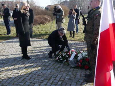 Mirosław Marcinkiewicz - Wiceprzewodniczący SWL składa kwiaty pod obeliskiem "Żołnierzy Wyklętych" - 01 marca 2023 r. 