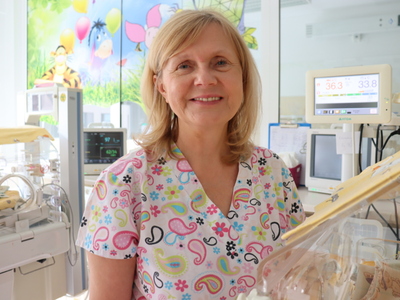 Dr n. med. Barbra Michalczyk jest specjalistą pediatrii, neonatologii oraz neurologii dziecięcej.  Od roku kieruje Oddziałem Noworodkowym z Pododdziałem Intensywnej Opieki Nad Noworodkiem Wielospecjalistycznego Szpitala Wojewódzkiego w Gorzowie Wlkp. Prywatnie mama dwójki dzieci, posiadaczka dwóch psów i dwóch kotów. Pasjonatka podróży.