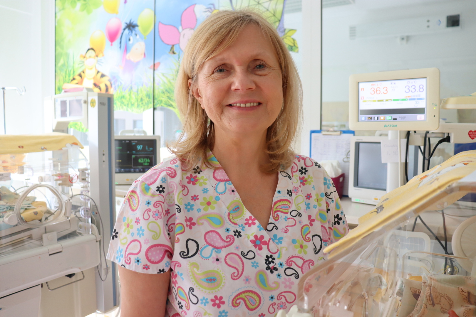 Dr n. med. Barbra Michalczyk jest specjalistą pediatrii, neonatologii oraz neurologii dziecięcej.  Od roku kieruje Oddziałem Noworodkowym z Pododdziałem Intensywnej Opieki Nad Noworodkiem Wielospecjalistycznego Szpitala Wojewódzkiego w Gorzowie Wlkp. Prywatnie mama dwójki dzieci, posiadaczka dwóch psów i dwóch kotów. Pasjonatka podróży.