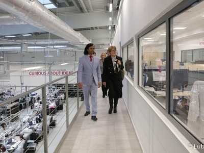 Marszałek Elżbieta Anna Polak zwiedza zielonogórską fabrykę Lumel
