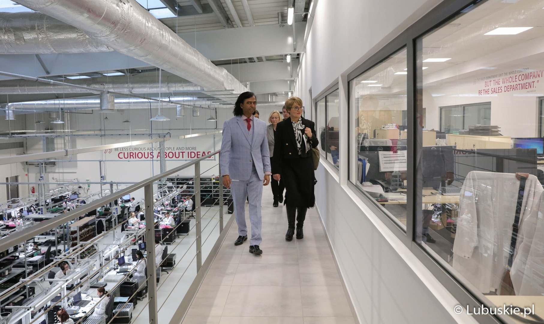 Marszałek Elżbieta Anna Polak zwiedza zielonogórską fabrykę Lumel
