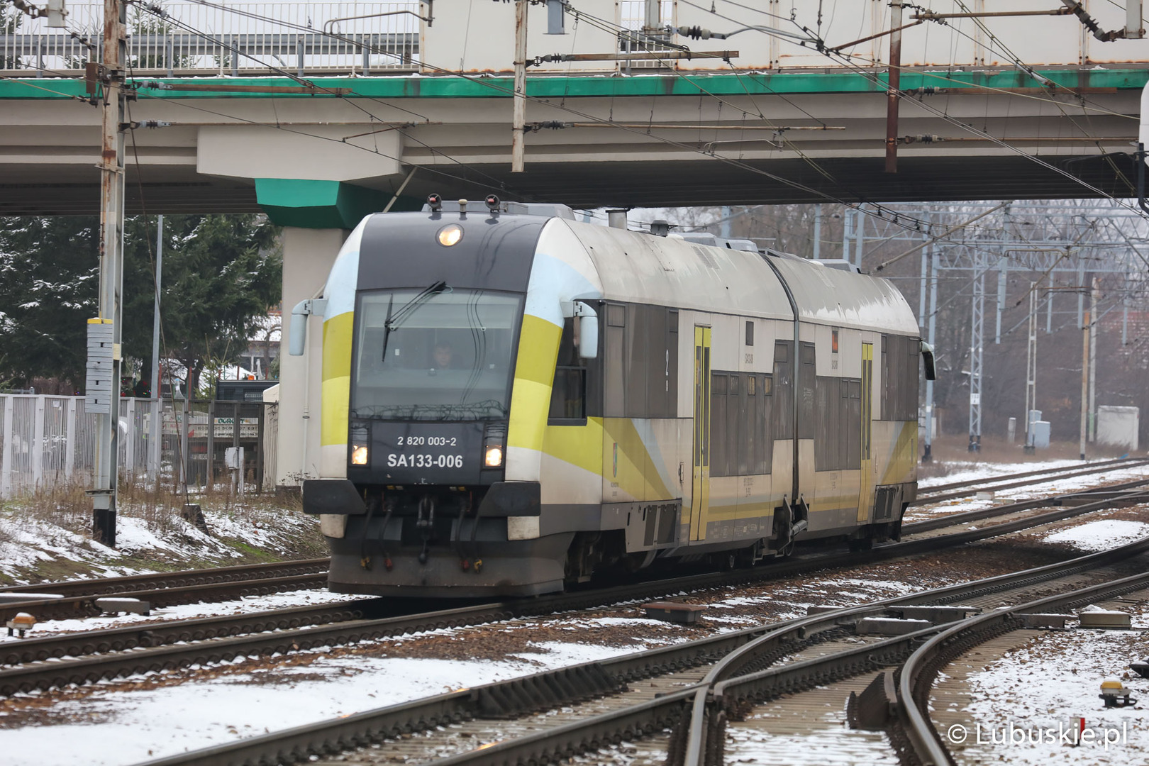 Szynobus wjeżdża na dworzec PKP w Zielonej Górze