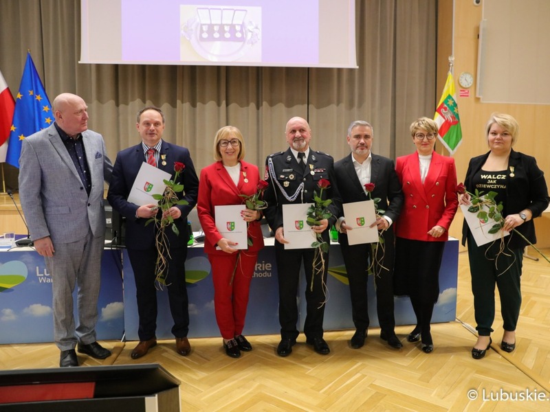 Podczas poniedziałkowej sesji Sejmiku 13 marca 2023 r. wręczono „Odznaki Honorowe za Zasługi dla Województwa Lubuskiego”. Wyróżnienia odebrali: Agnieszka Chyrc, Piotr Gawara, Andrzej Jasek, Anna Polus oraz Jarosław Wnorowski. 
