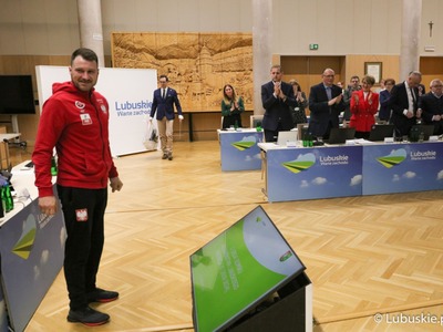 Marcin Oleksy został przywitany przez uczestników sesji Sejmiku Województwa Lubuskiego owacją na stojąco