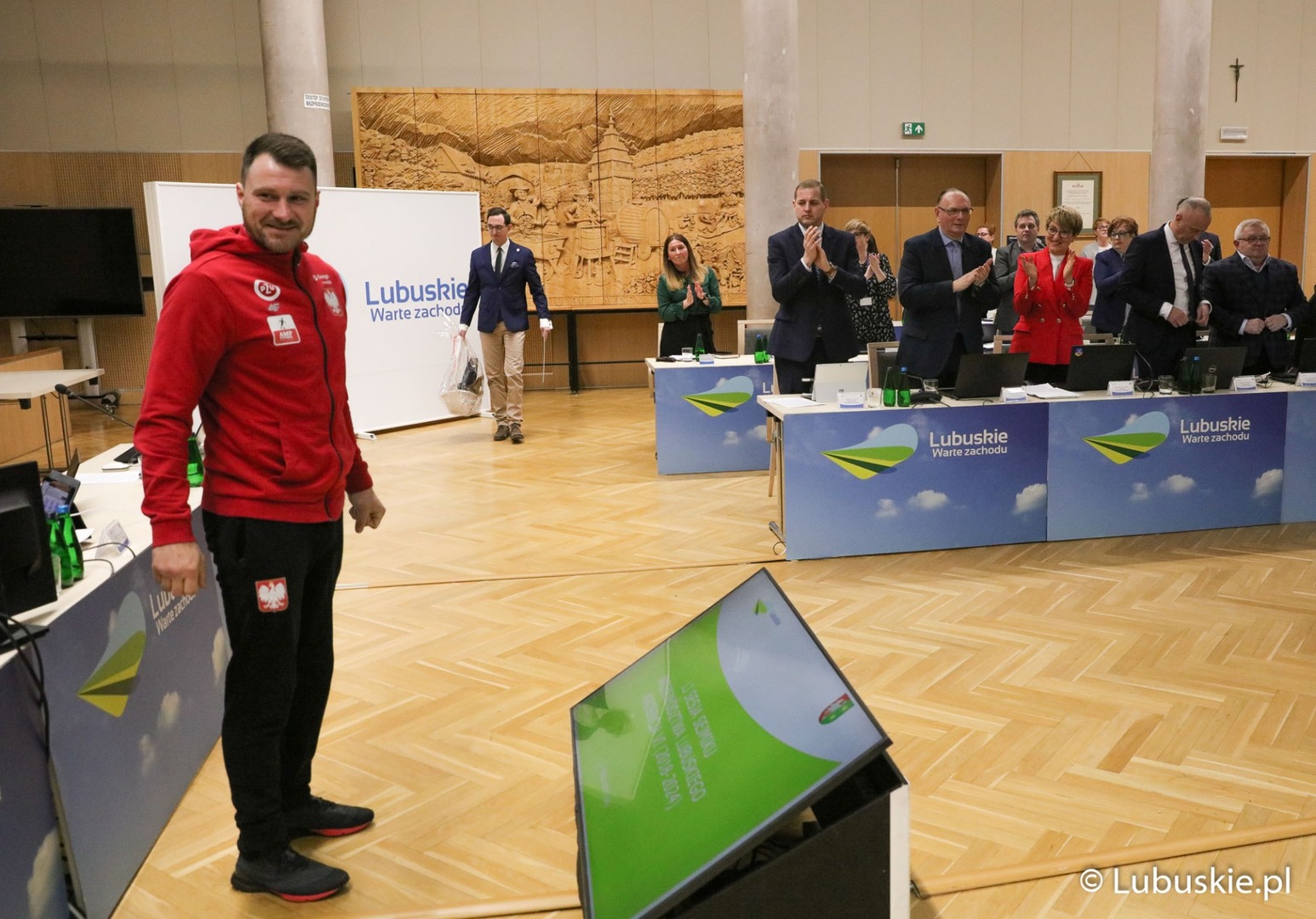 Marcin Oleksy został przywitany przez uczestników sesji Sejmiku Województwa Lubuskiego owacją na stojąco