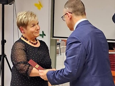 Anna Chinalska odbiera medal "Zasłużony dla Ziemi Krośnieńskiej" - 10 marca 2023 r.