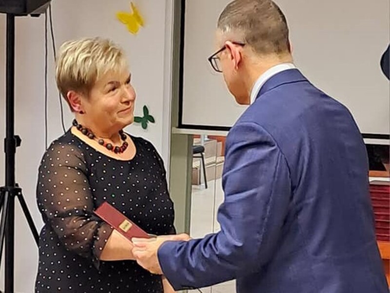 Anna Chinalska odbiera medal "Zasłużony dla Ziemi Krośnieńskiej" - 10 marca 2023 r.