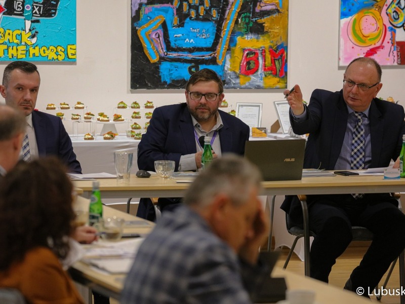 Obrady Rady ds. Rozwoju Województwa Lubuskiego. Od lewej: zastępca dyrektora Departamentu Rozwoju i Innowacji Łukasz Pabierowski, dyrektor Departamentu Rozwoju i Innowacji dr Jarosław Flakowski oraz wicemarszałek Stanisław Tomczyszyn. 