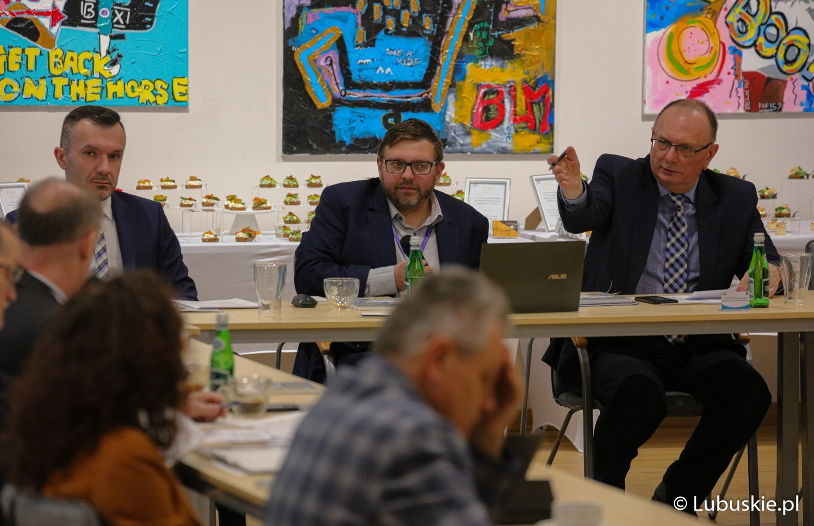 Obrady Rady ds. Rozwoju Województwa Lubuskiego. Od lewej: zastępca dyrektora Departamentu Rozwoju i Innowacji Łukasz Pabierowski, dyrektor Departamentu Rozwoju i Innowacji dr Jarosław Flakowski oraz wicemarszałek Stanisław Tomczyszyn.