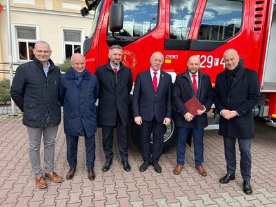 Ochotnicza Straż Pożarna w Szczańcu otrzymała nowy samochód ratowniczo-gaśniczy. W uroczystym przekazaniu wozu wzięli udział: członek zarządu woj. lubuskiego Marcin Jabłoński oraz poseł na Sejm RP Waldemar Sługocki.