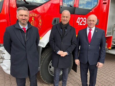 Ochotnicza Straż Pożarna w Szczańcu otrzymała nowy samochód ratowniczo-gaśniczy. W uroczystym przekazaniu wozu wzięli udział: członek zarządu woj. lubuskiego Marcin Jabłoński oraz poseł na Sejm RP Waldemar Sługocki.