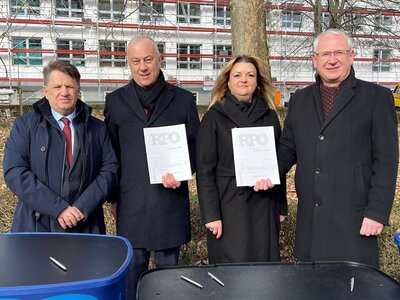 W uroczystym podpisaniu aneksu do umowy udział wzięli: Członek Zarządu Województwa Lubuskiego Marcin Jabłoński, prezes zarządu słubickiego szpitala Adam Kaniuk, Starosta Słubicki Leszek Bajon.
