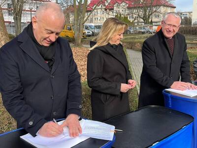 W uroczystym podpisaniu aneksu do umowy udział wzięli: Członek Zarządu Województwa Lubuskiego Marcin Jabłoński, prezes zarządu słubickiego szpitala Adam Kaniuk, Starosta Słubicki Leszek Bajon.