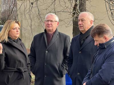 W uroczystym podpisaniu aneksu do umowy udział wzięli: Członek Zarządu Województwa Lubuskiego Marcin Jabłoński, prezes zarządu słubickiego szpitala Adam Kaniuk, Starosta Słubicki Leszek Bajon.