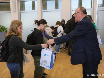 Czym zajmuje się samorząd województwa, jak zorganizowany jest urząd marszałkowski, co ważnego powstało dla Lubuszan w ostatnim czasie? Wicemarszałek Stanisław Tomczyszyn odpowiadał na pytania ósmoklasistów.